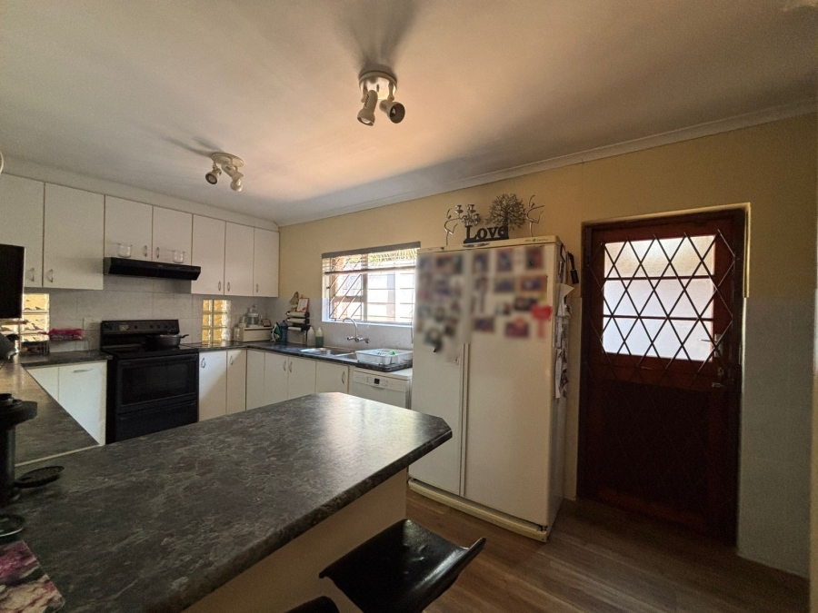 To Let 5 Bedroom Property for Rent in Rouxville Western Cape